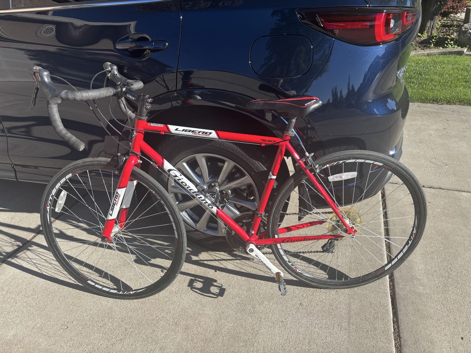 Giordano Libero 1.6 Road Bike - Red & White, 700c Wheels, Speed Saddle