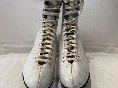 Hyde women’s size 7–7.5 white figure skates