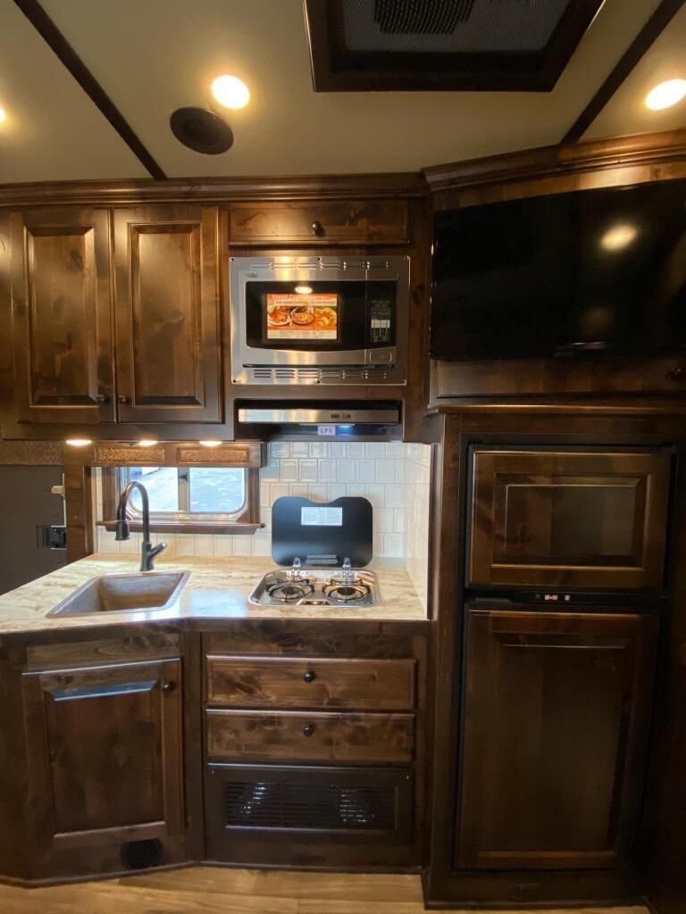 New 2025 Elite 5 Horse Gooseneck Trailer Aluminum Build, 8' Hayrack, Premium