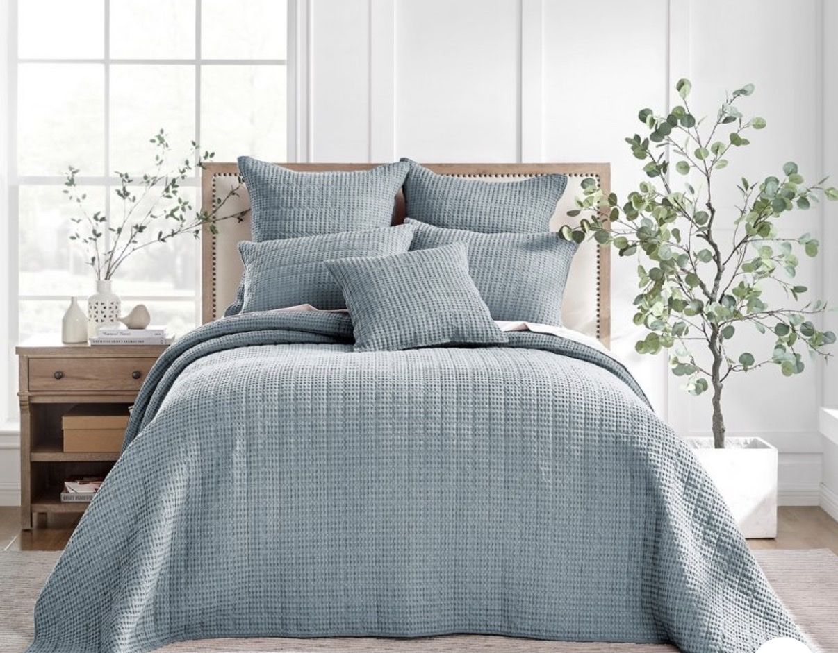 New King size quilt with matching pillows