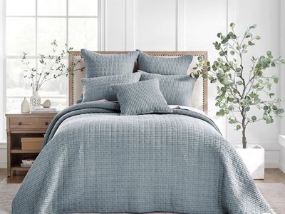New King size quilt with matching pillows