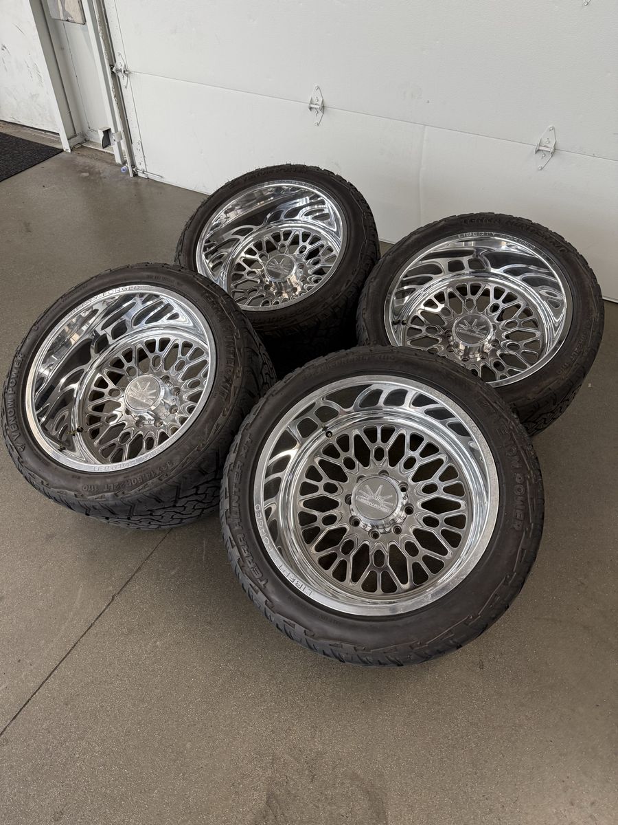22x14 Liberty Forged Lbty15/ 33x14.50r22 Venom