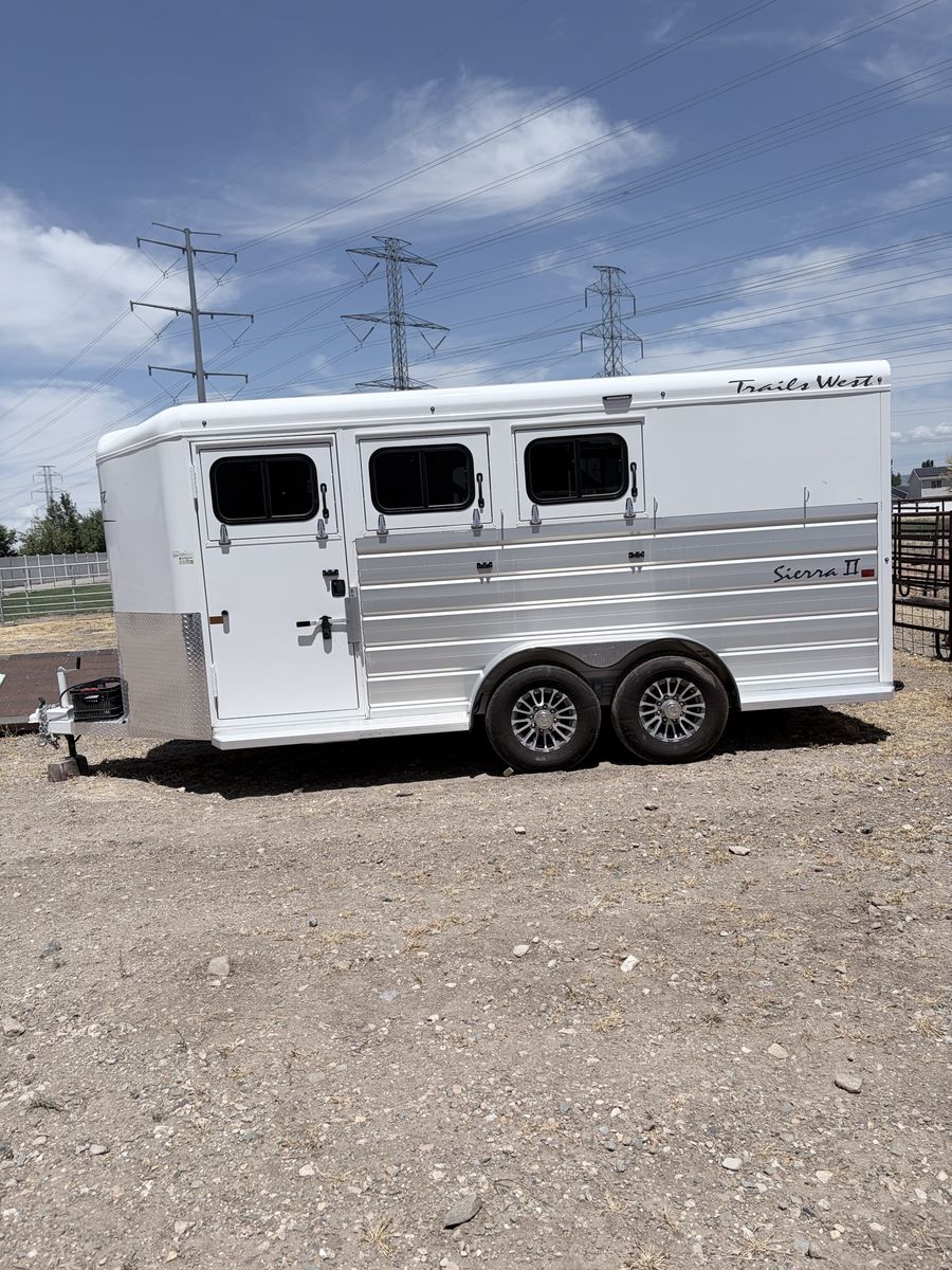 2023 Trails West Sierra II 3-Horse Slant Load Trailer - Excellent Condition,