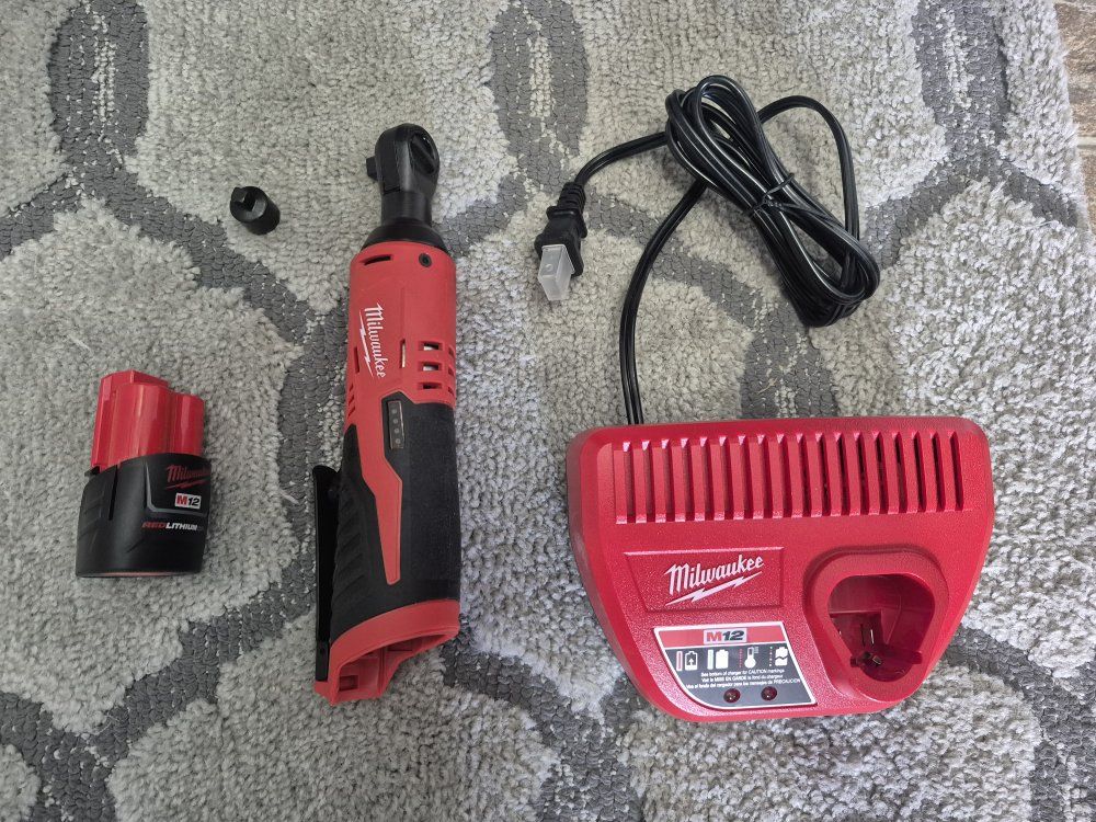 Milwaukee M12 Cordless Lithium-Ion 3/8 in. Ratchet Kit with Battery & Charger