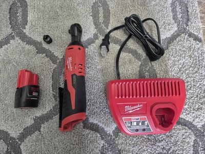 Milwaukee M12 Cordless Lithium-Ion 3/8 in. Ratchet Kit with Battery & Charger