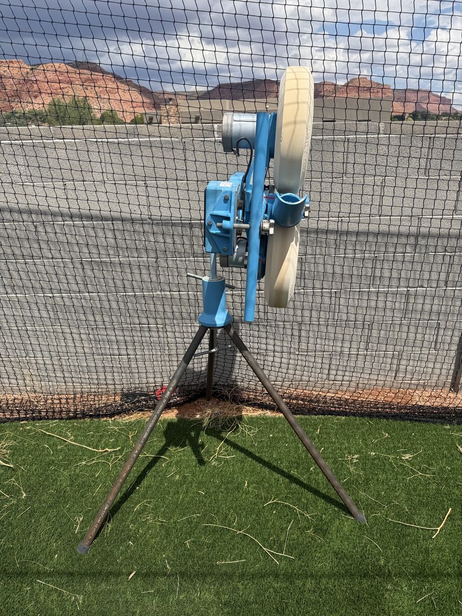 JUGS baseball/softball Pitching Machine!!