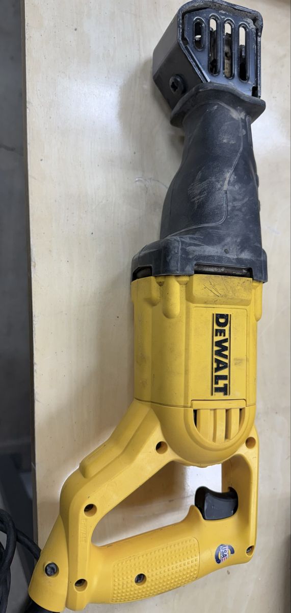 DeWalt DWE304 10A Corded Reciprocating Saw with 1-1/8" Stroke - Used, Good Condition