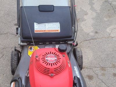 Honda harmony 2 H R T 216 lawnmower