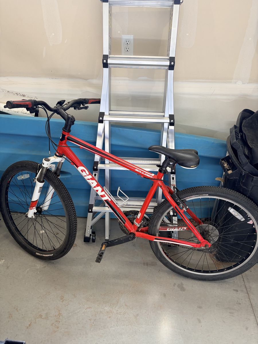 Giant Boulder mountain bike - 26” tires (frame size 18”)