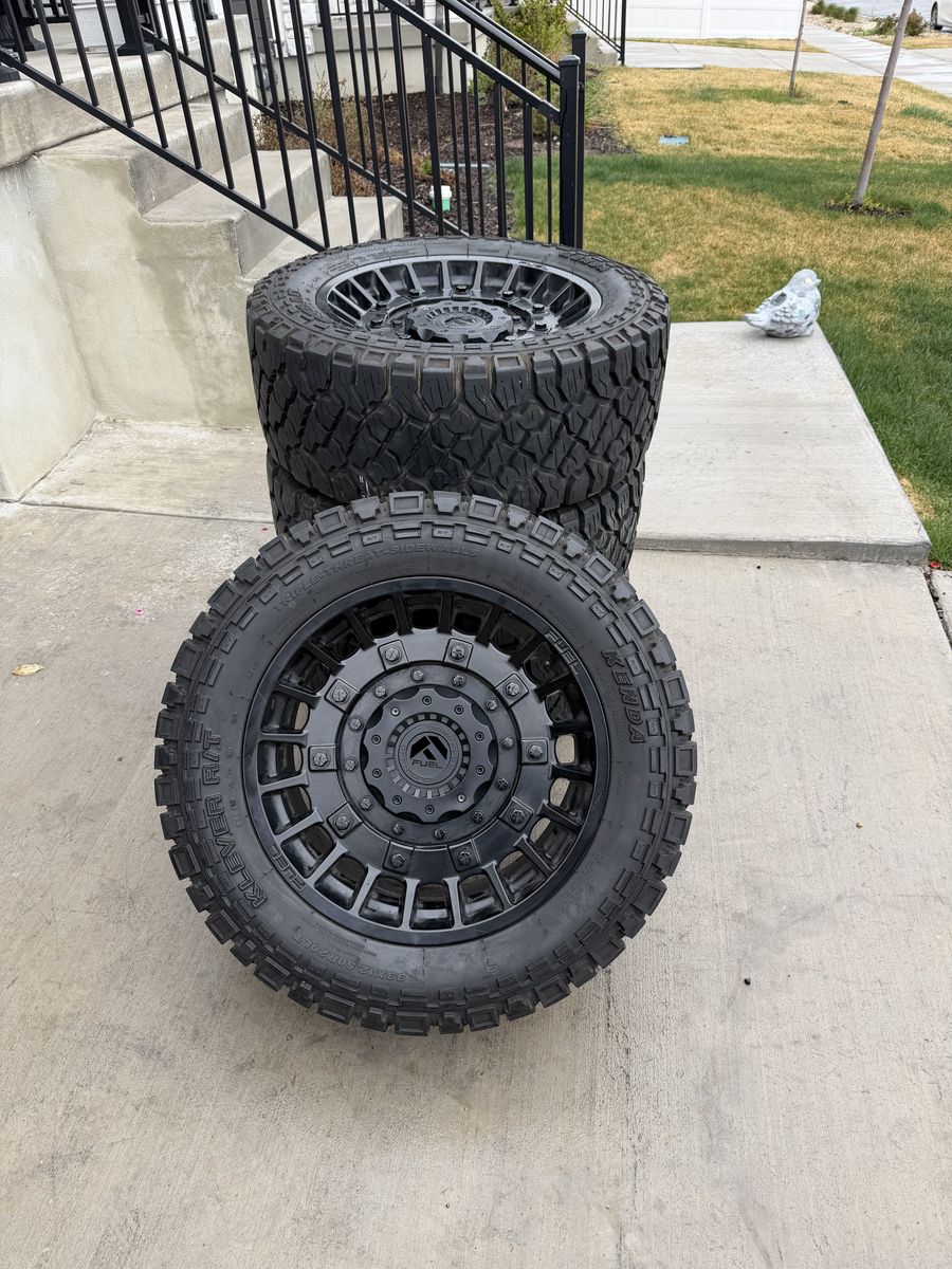 Ford F150 Chevy GMC Rims and Tires 33/12.50R20