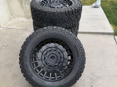 Ford F150 Chevy GMC Rims and Tires 33/12.50R20