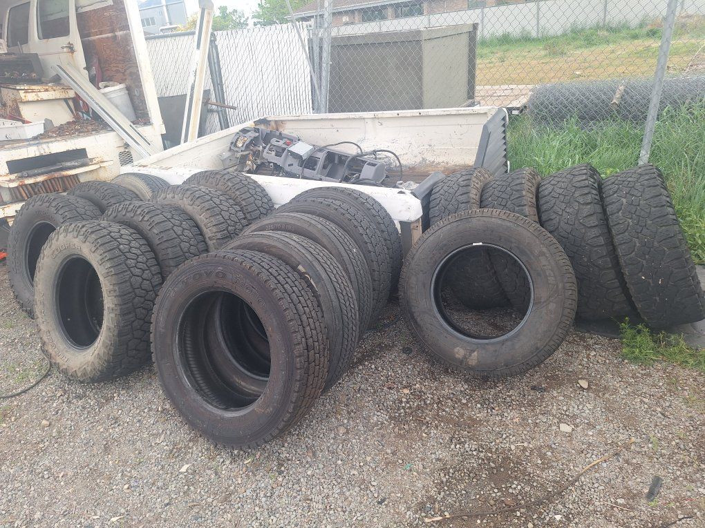 Cooper & wrangler 275/70  R 18 (10)

 Toyo 225/70