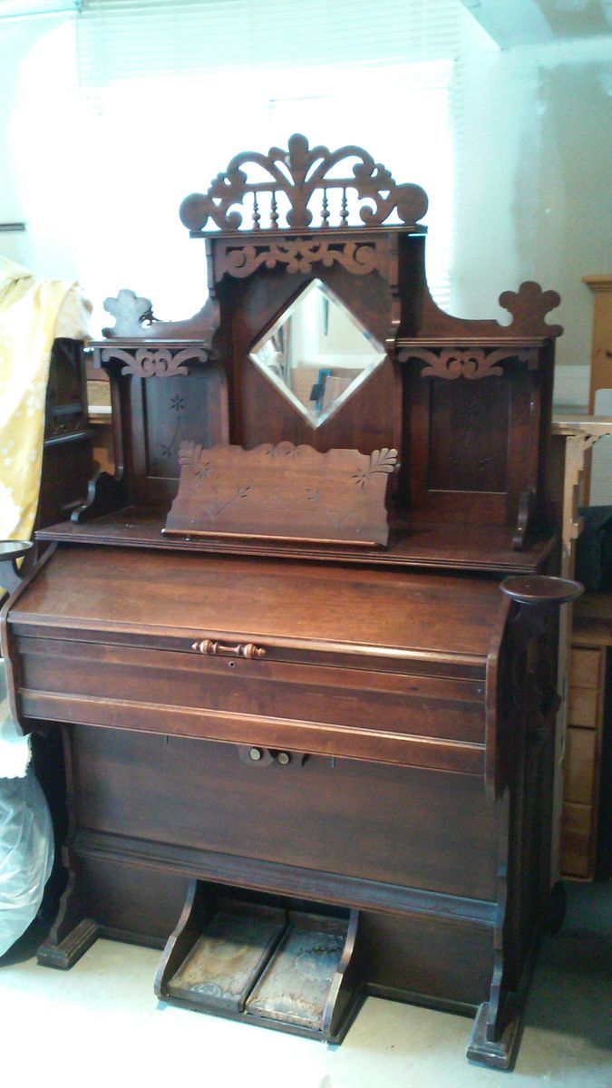 Antique pump organ