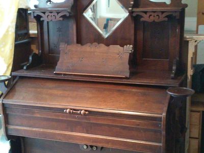 Antique pump organ