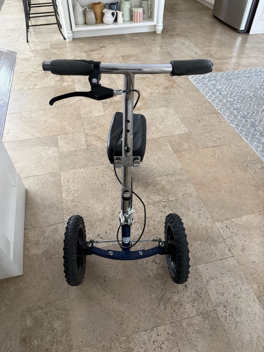 KneeRover Brand KneeScooter ($250 Retail)