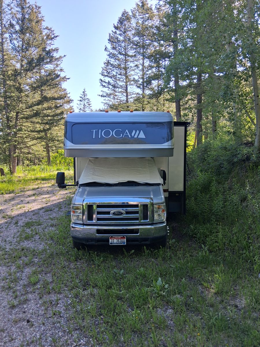 2008 Fleetwood Tioga Class C Motor Home - 31ft, Low Mileage, Excellent Condition