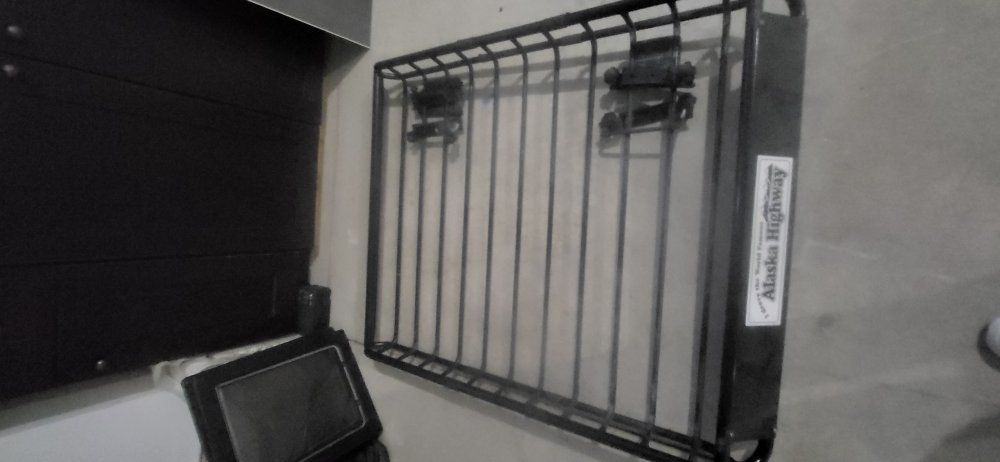 Rooftop cargo basket