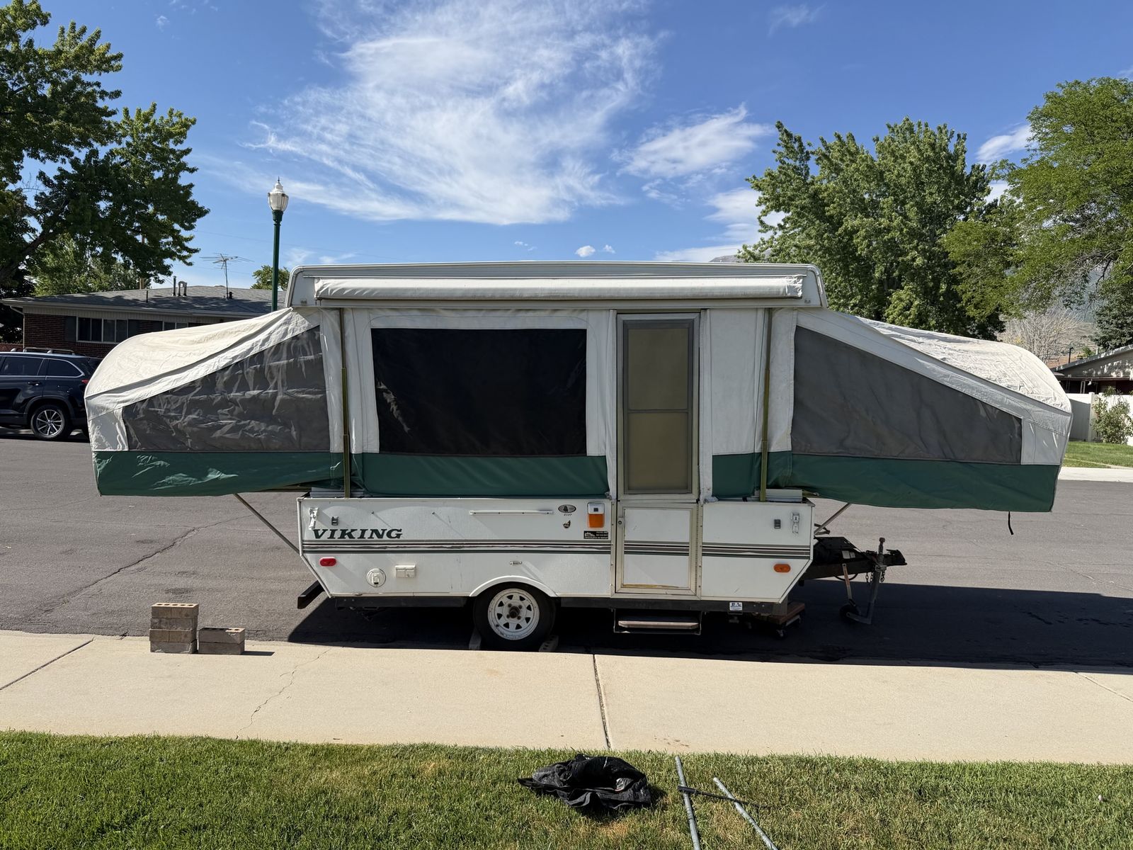 2000 Viking Pop-Up Camper - Sleeps 6 - Heater, Awnings, Dinette