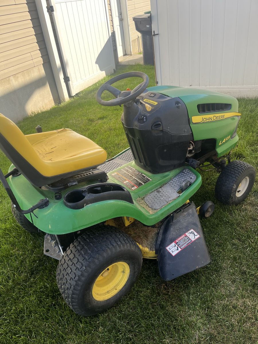 John Deere Lawn Mower LA125