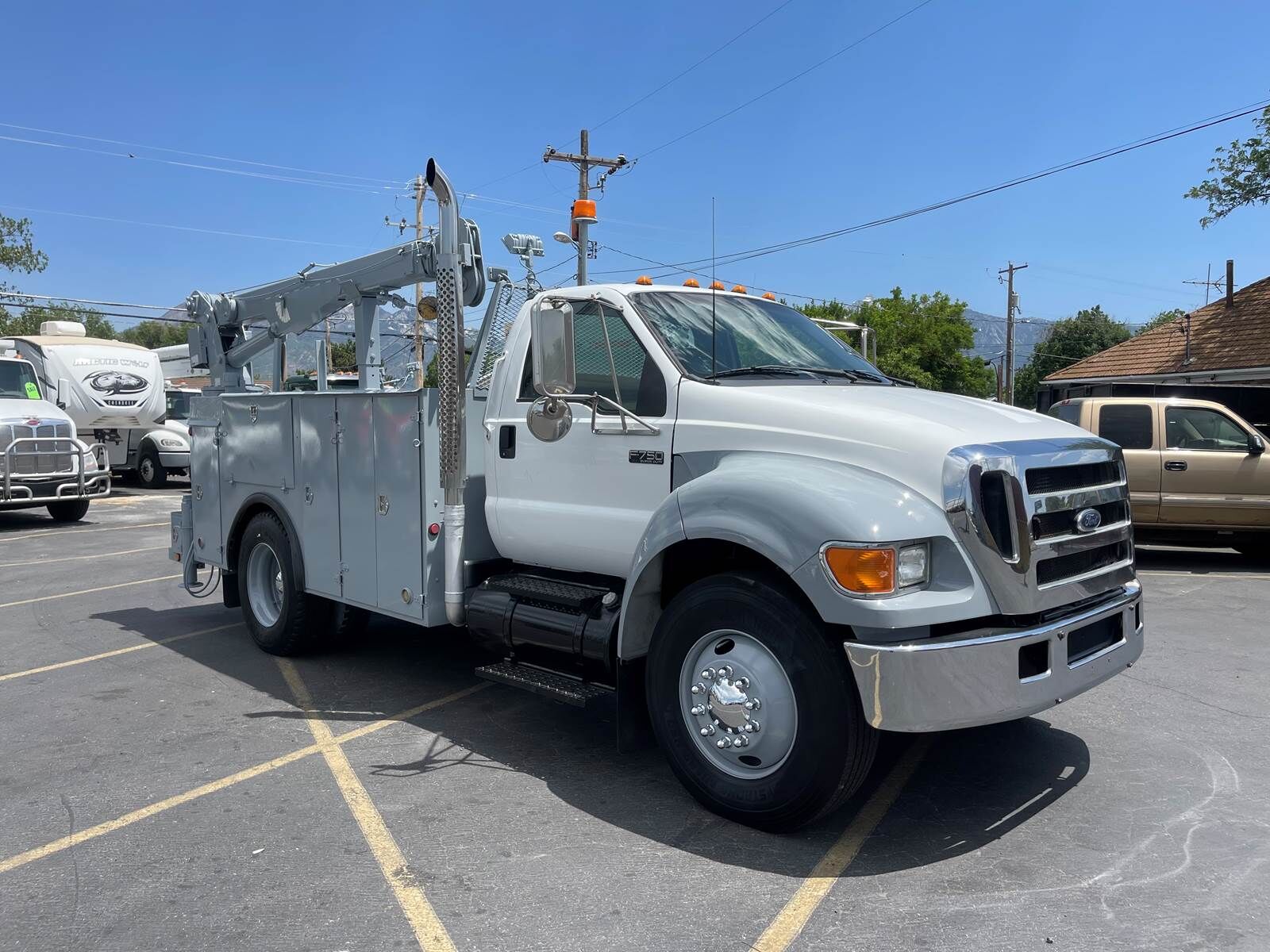 2006 FORD F750 XLT Mechanic/Service, IMT 10,000 Lbs. Crane, Hyd Air Compressor, Hose Reel.