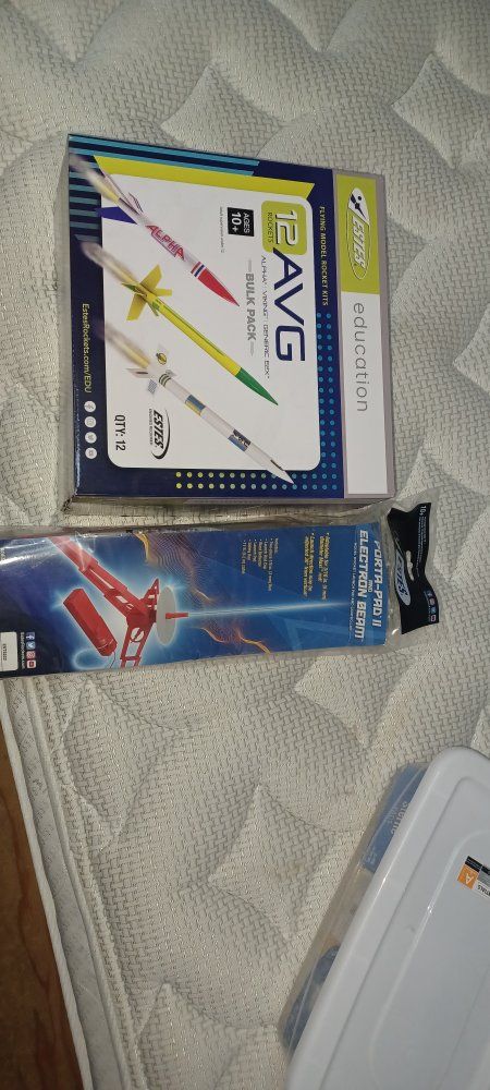 Estes Alpha III 12-Pack Model Rocket Kit & Porta-Pad II Electron Beam Launch Pad New Ages 10+