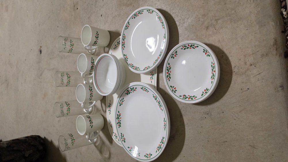Corelle Winter Berries 28 piece dish set