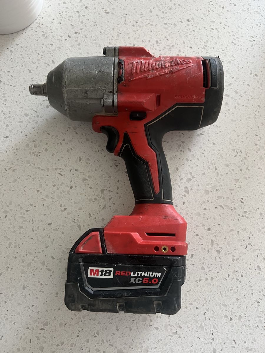 Milwaukee M18 Brushless 1/2 in. High Torque Impact Wrench with M18 XC5.0 Battery