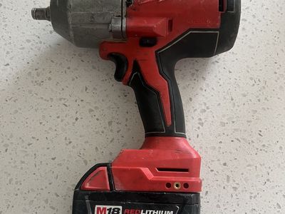 Milwaukee M18 Brushless 1/2 in. High Torque Impact Wrench with M18 XC5.0 Battery