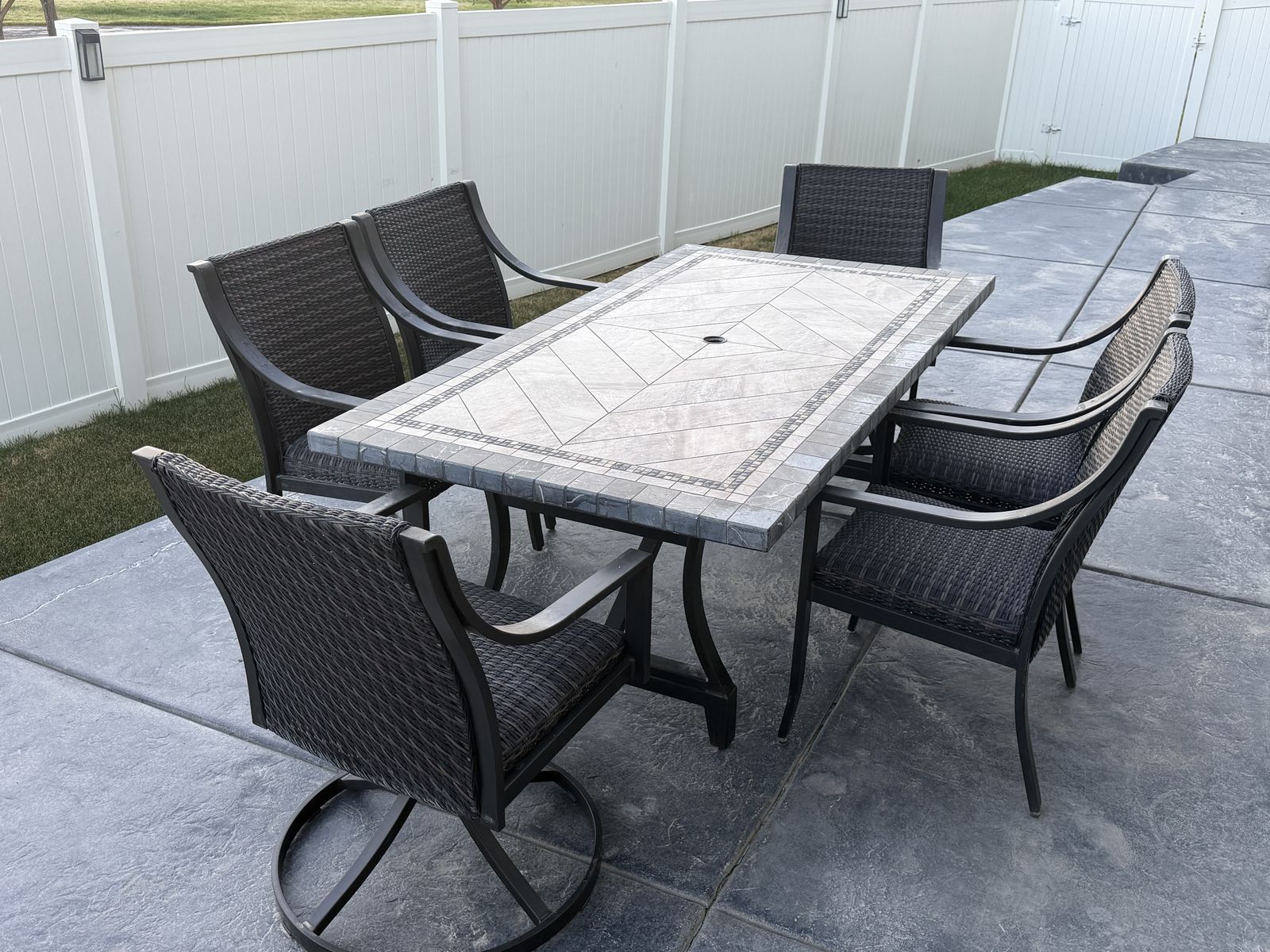 AGIO CORDOVA PATIO SET
