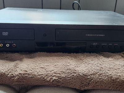 Dvd/vhs combo player