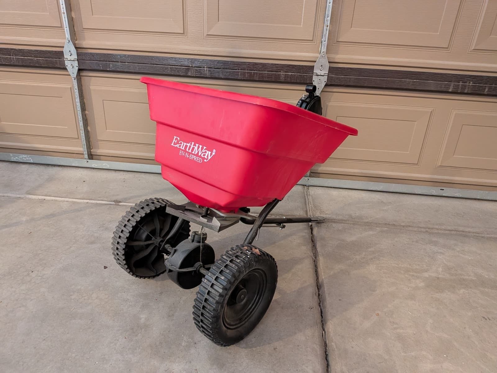Fertilizer spreader