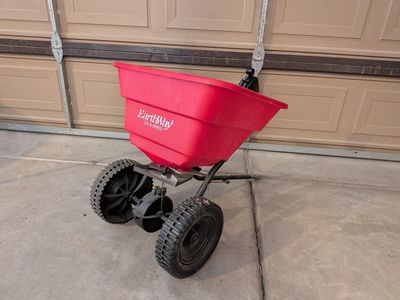Fertilizer spreader