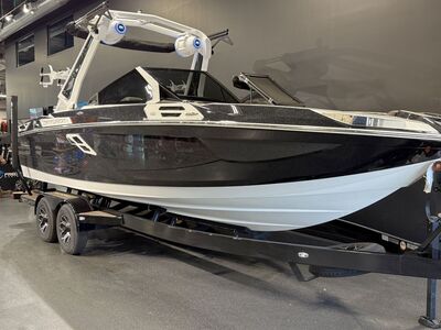 2025 Centurion Ri230 Surf Boat