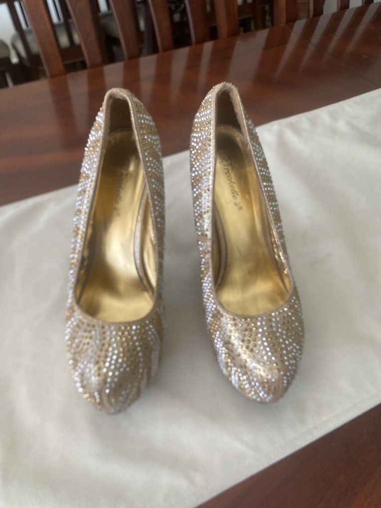 Breckelle's Sz 8 Gold/Crystal Embellished Heels