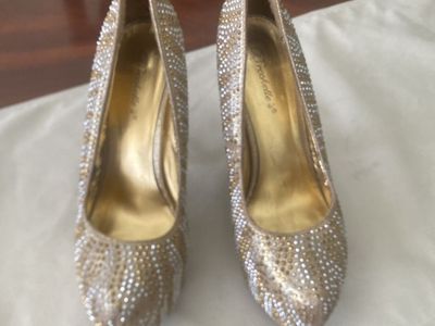 Breckelle's Sz 8 Gold/Crystal Embellished Heels