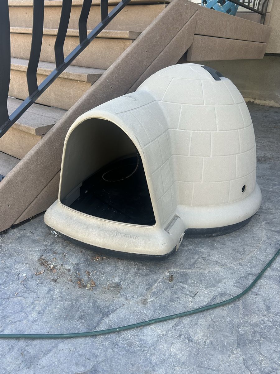Dog House Igloo With Heat Pad