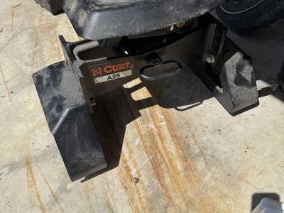 CURT A25 5th Wheel Hitch for GMC & Chevrolet HD Trucks - 25,000 lbs GTW