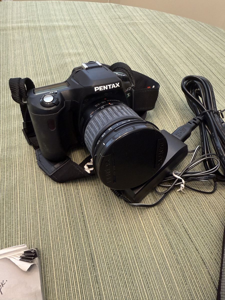 Pentax *istDS DSLR Digital Camera with DA 18-55mm Lens and Charger and case