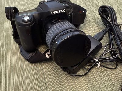 Pentax *istDS DSLR Digital Camera with DA 18-55mm Lens and Charger and case