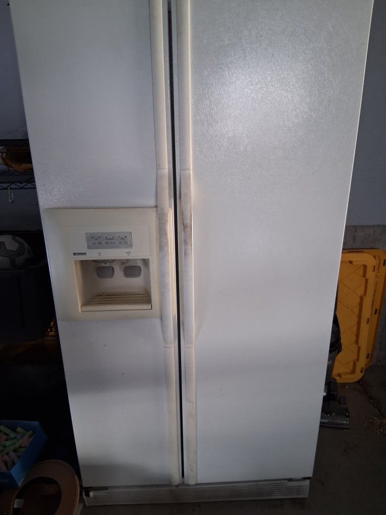 Kenmore Side-by-Side Refrigerator with Ice/Water Dispenser - White, Used