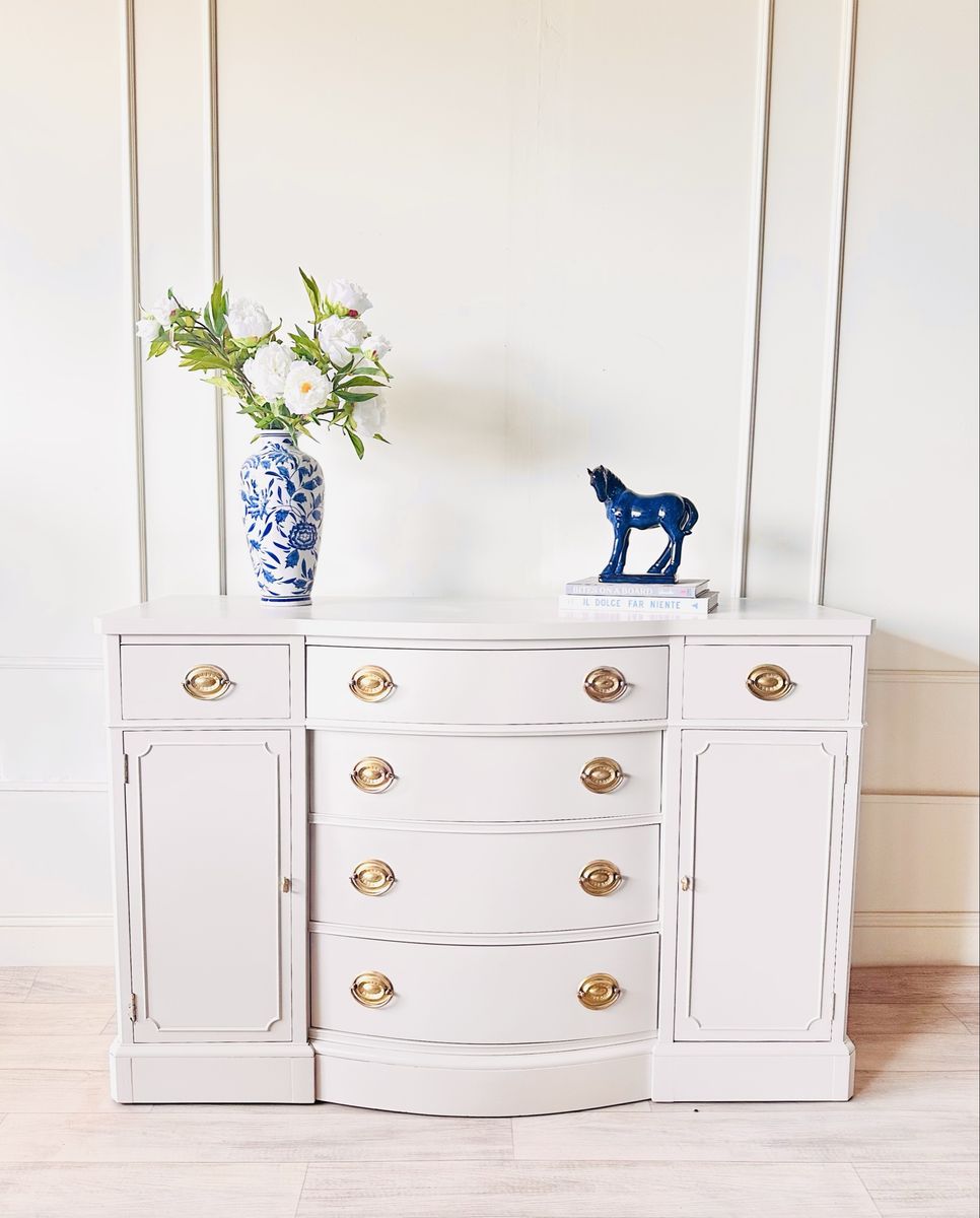 Elegant vintage cream solid mahogany Drexel bow front buffet dresser entry table sideboard