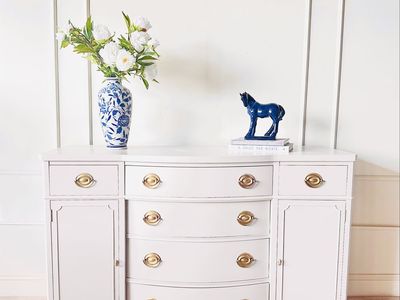Elegant vintage cream solid mahogany Drexel bow front buffet dresser entry table sideboard