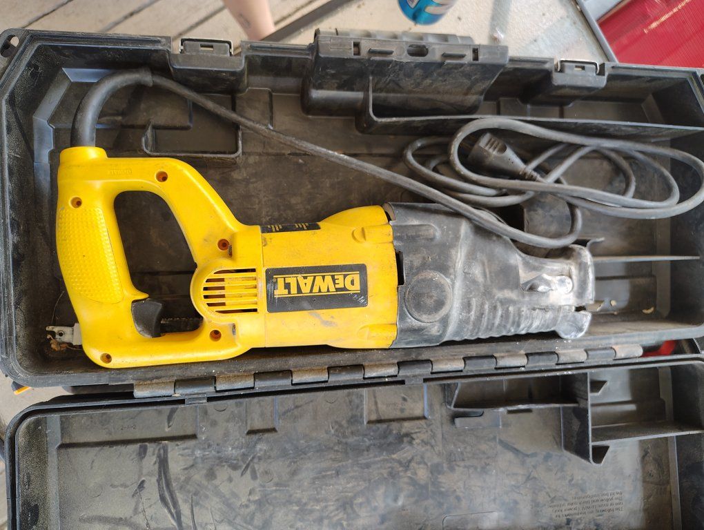 DeWalt DW310 12 Amp V.S. Reciprocating Saw 1 1/8" Stroke (28mm) with Case