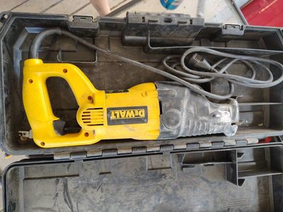 DeWalt DW310 12 Amp V.S. Reciprocating Saw 1 1/8" Stroke (28mm) with Case