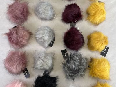 20 Large Faux Fur Pom Poms – K+C / Buttercream – New Craft Lot