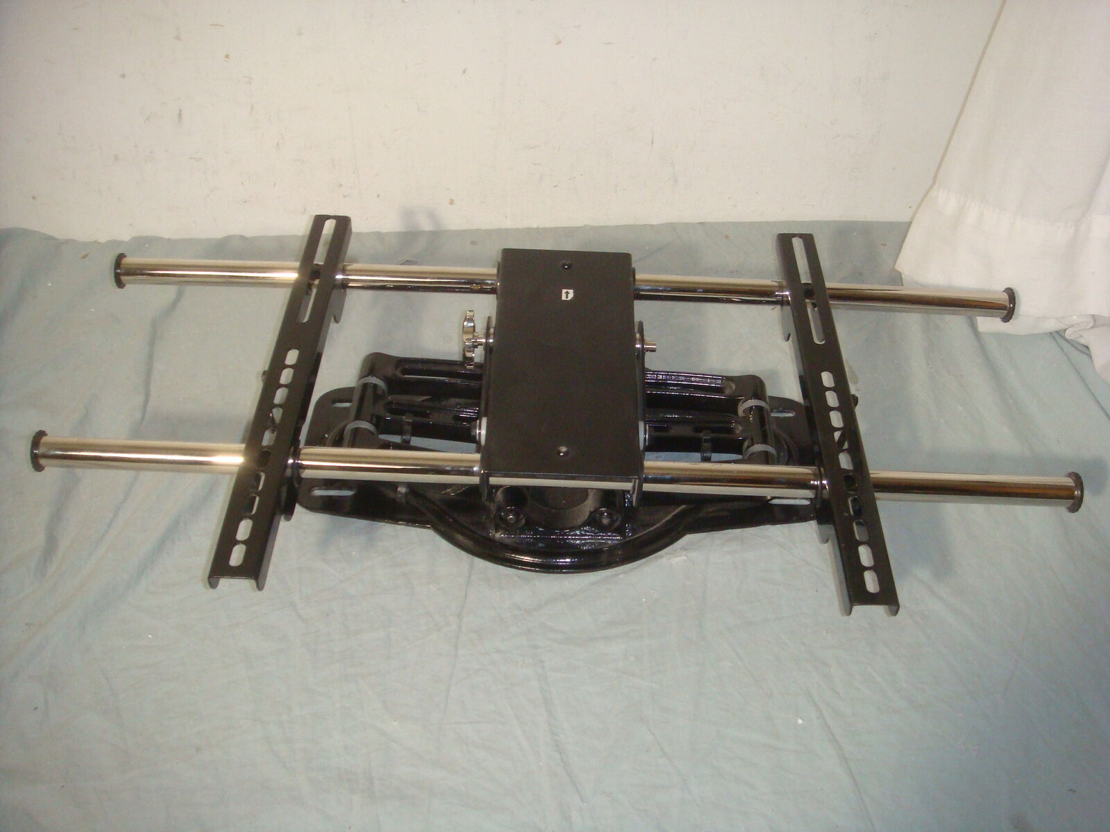 HEAVY DUTY ARTICULATED SWING OUT FLAT SCREEN TV WALL MOUNT
