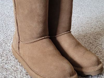 BEARPAW Elle Short Suede Boots (Size 7)