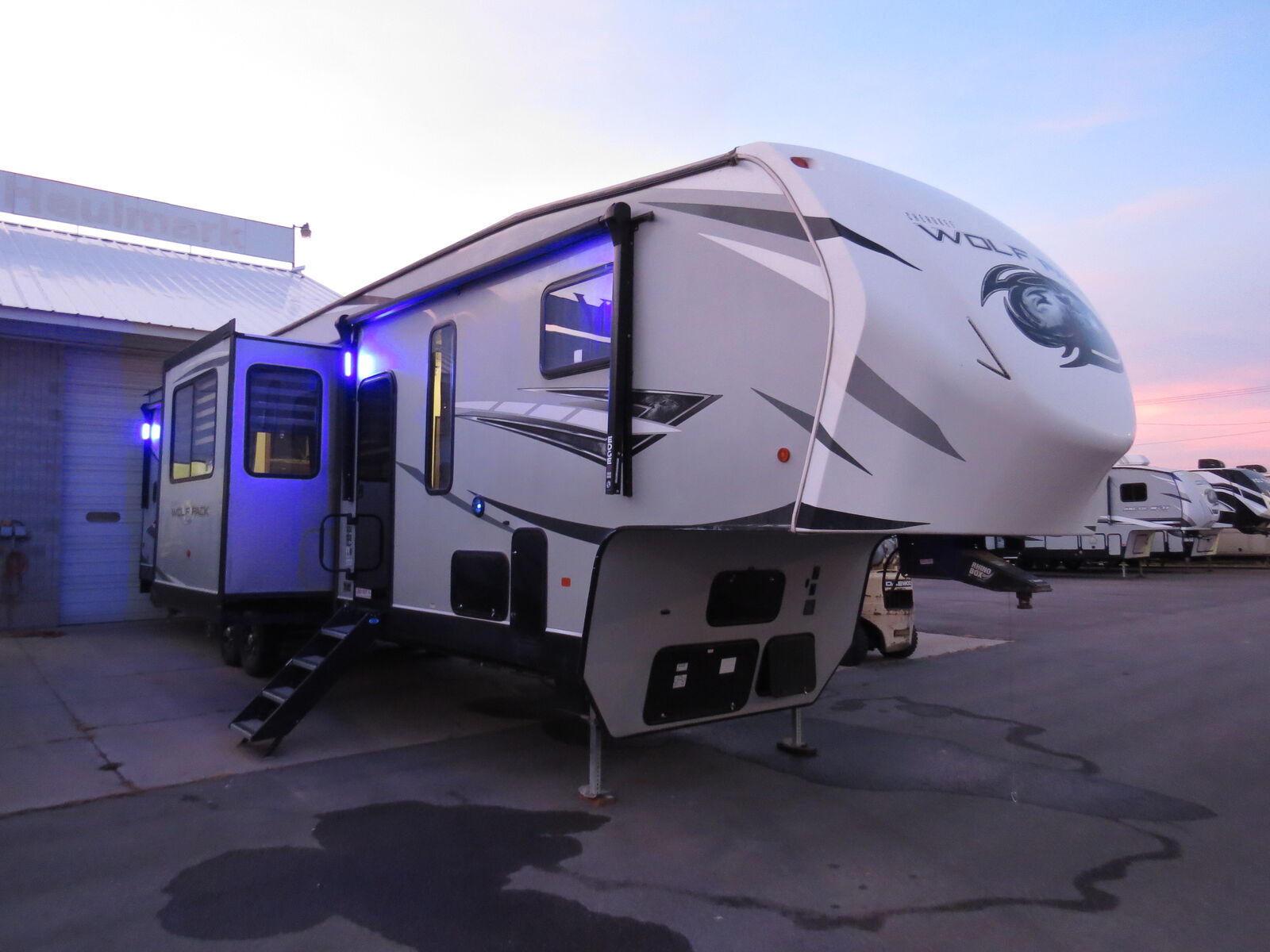 2021 Cherokee Wolpack 355pack14 (14' Garage!)