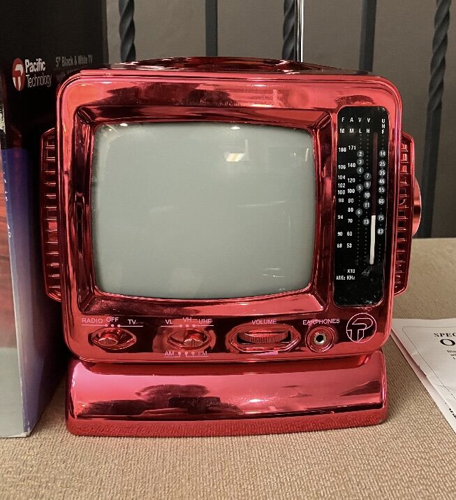 Kit Kat RED (5 Inch) Black & White TV/Radio