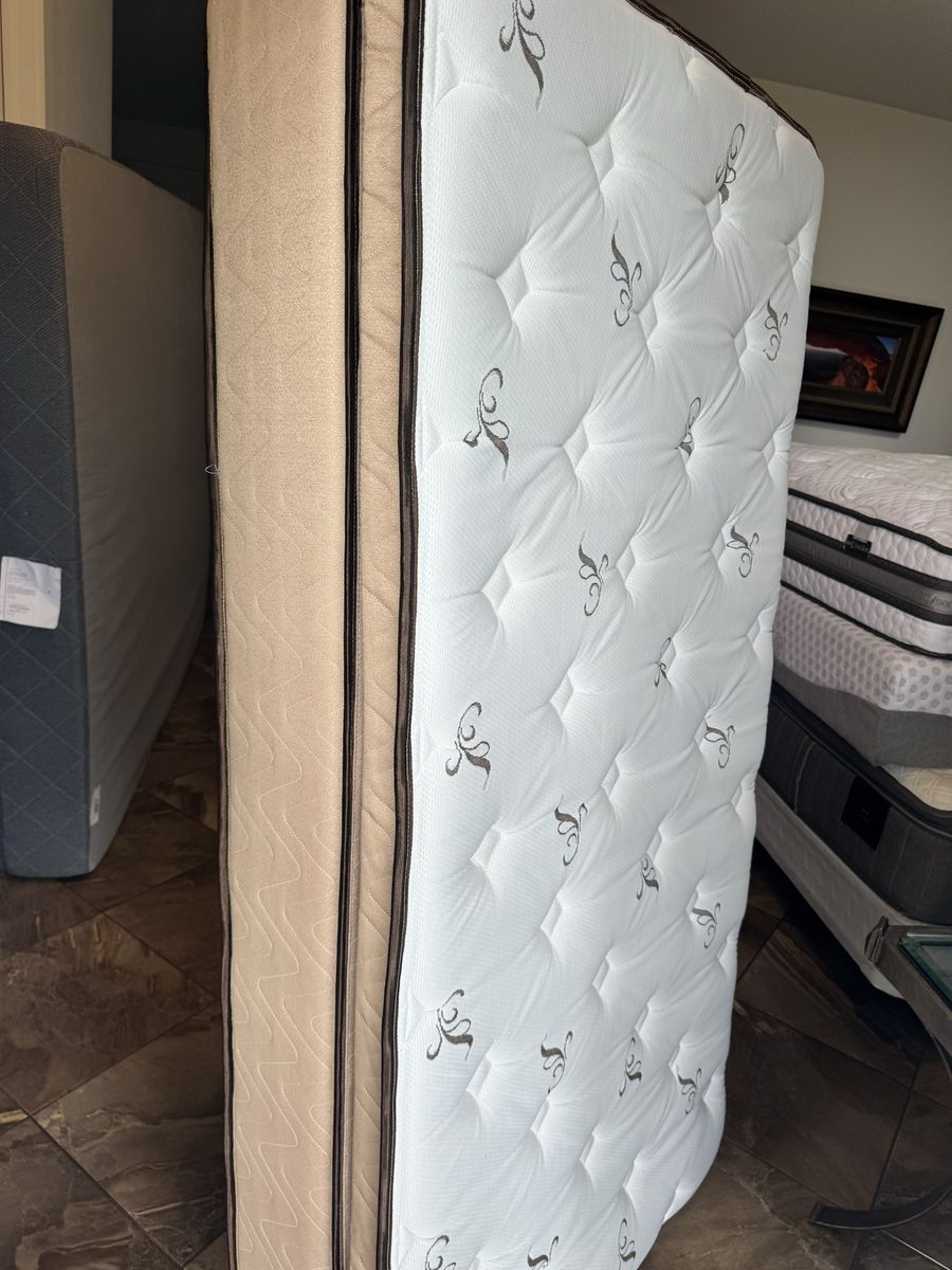 Mattress DealZ Clarkson Pillow Top Mattress like new $80 twin 